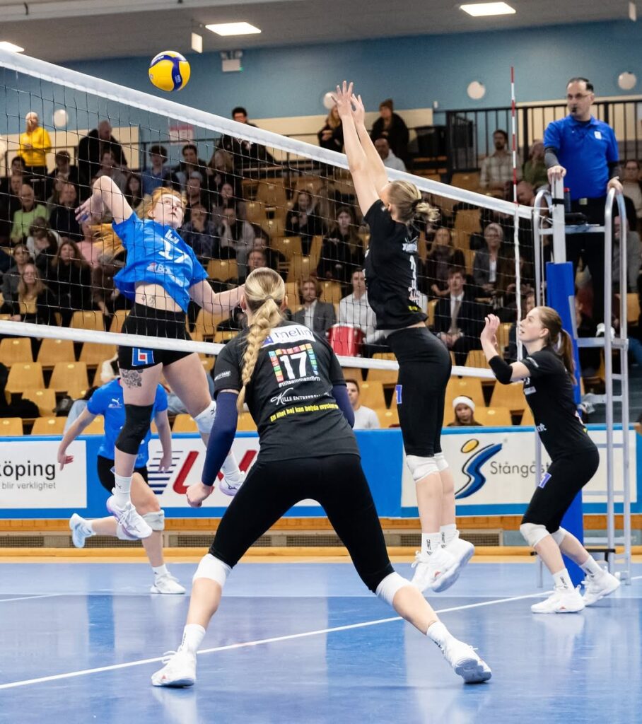 Em alguns países como Noruega, Suécia etc... Se usam calças esportivas como uniforme. Fonte da foto: clube Sueco Engelholms Volleybollsällskap - Foto via Instagram: @lowfstopphotos 
